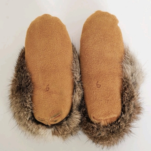 SIZE 6 TODDLER Soft suede moccasins with soft fur EUC - Picture 3 of 4